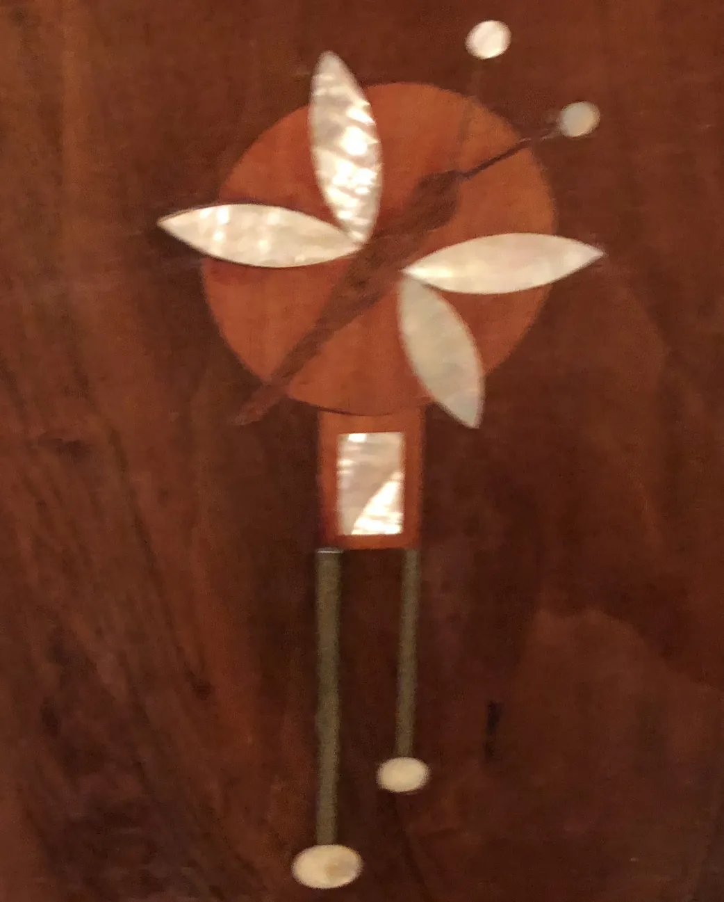 Letto antico con decorazioni a inserimento nella testiera.