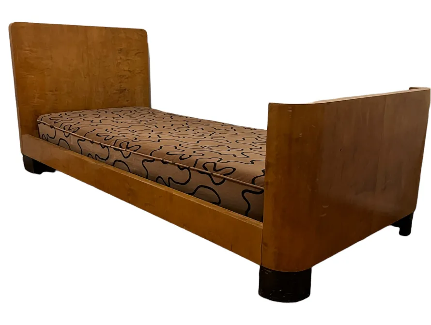 古老的木床，带有装饰性床垫和圆角