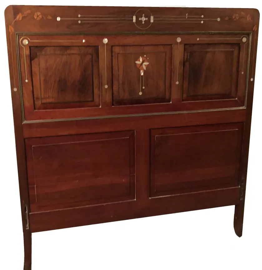 Античная кровать с замысловатым художественным оформлением