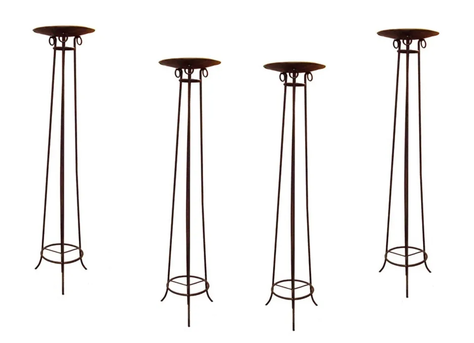 Quatro lâmpadas de piso antigas com design elegante