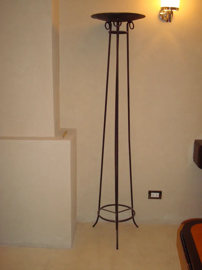 Quattro lampade da terra antiche in un ambiente classico