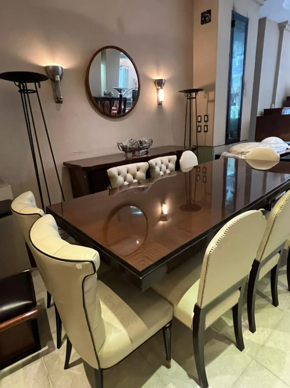 Quatro lâmpadas de piso antigas iluminam uma sala elegante.