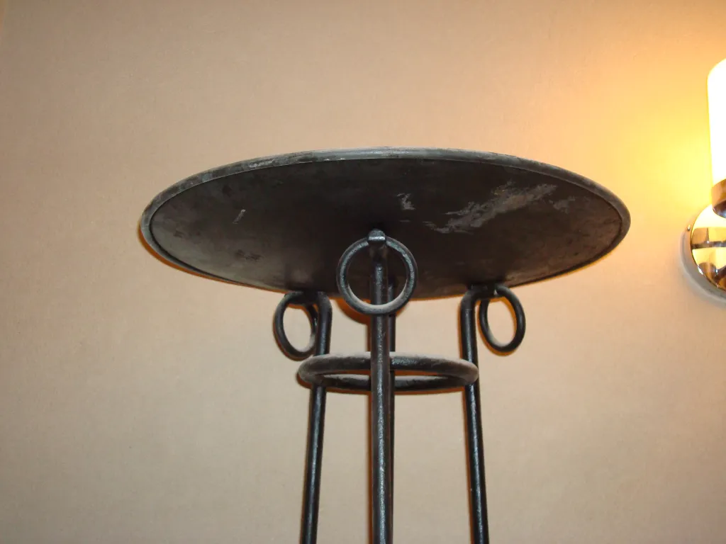 Quatro lâmpadas de piso antigas com design clássico em um ambiente aconchegante