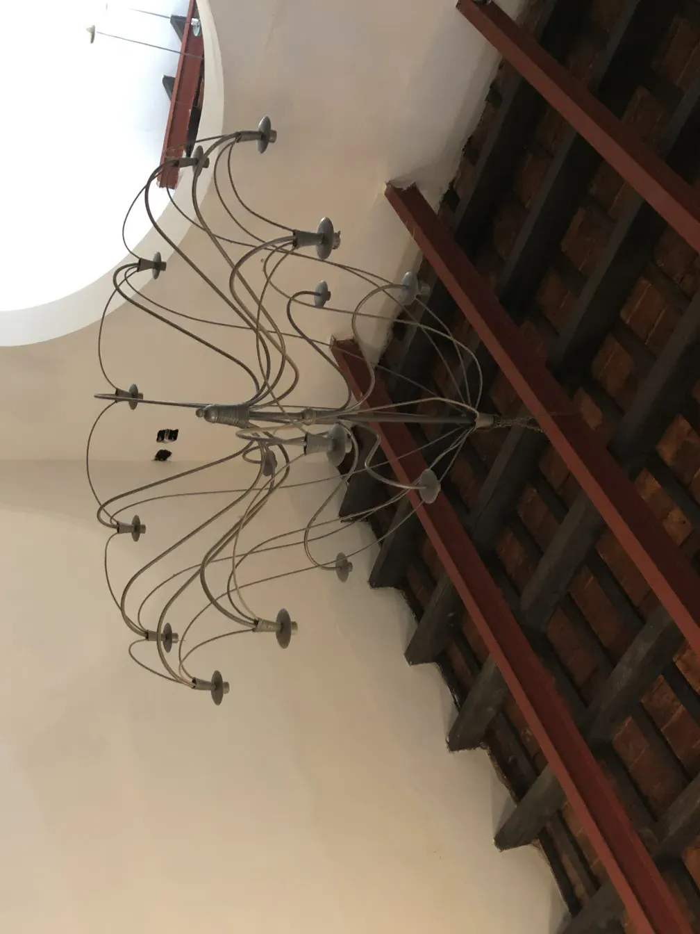 Trois lustres anciens avec design élégant