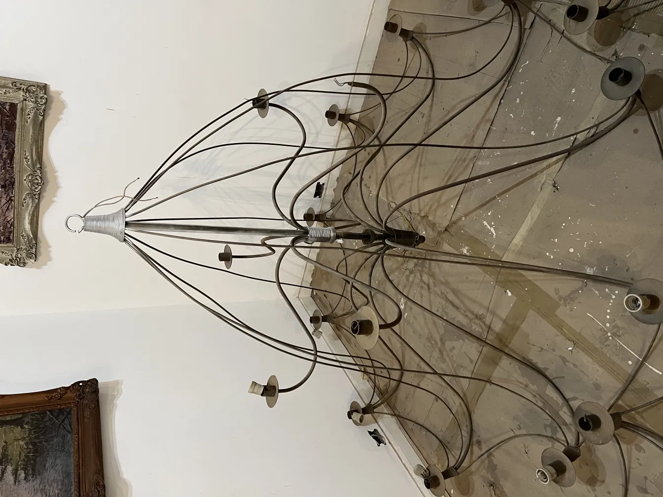 Trois lustres antiques avec un design décoratif dans un cadre classique.