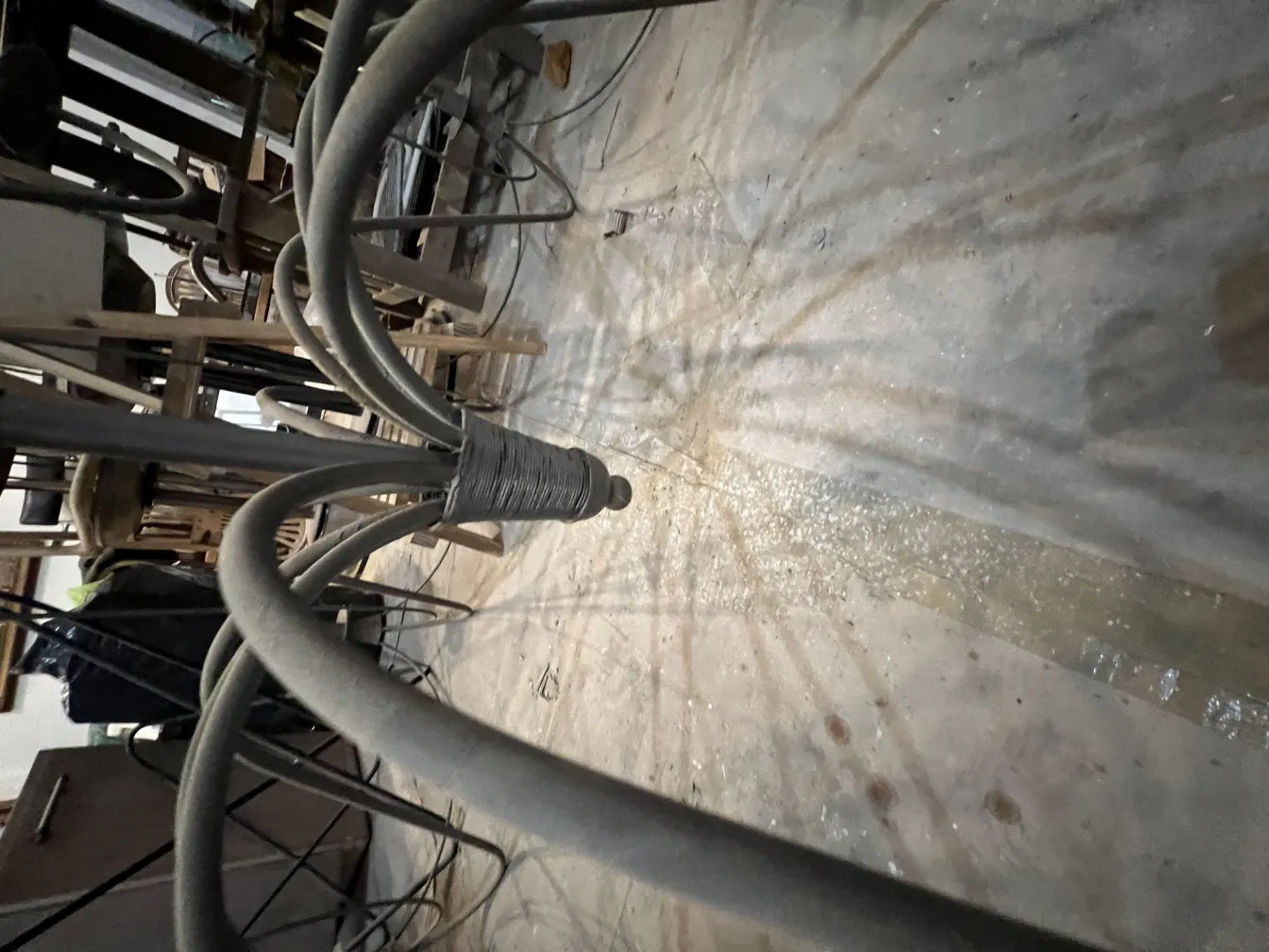 Drei antike Hängelampen in einem rustikalen Ambiente