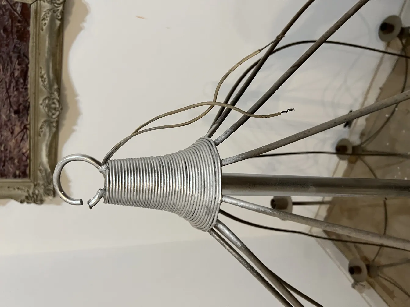 Visão de cima de 3 lâmpadas de teto antigas com design decorativo em um ambiente acolhedor