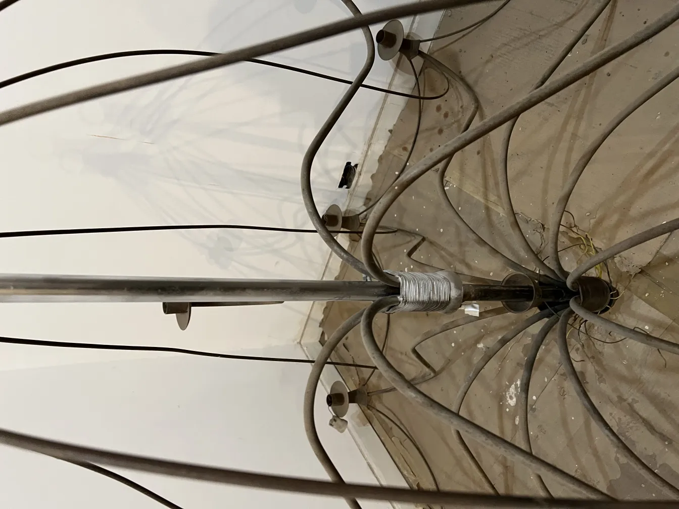 Tres lámparas de techo antiguas con cables elegantes en ambiente sencillo