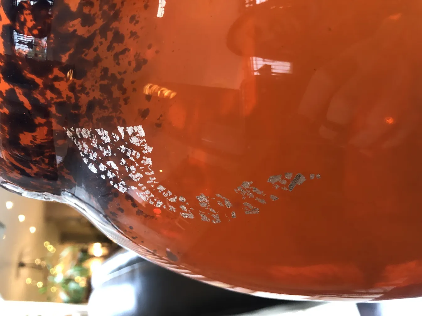 Verre ancien signé de Muller Freres avec détails visuels distincts