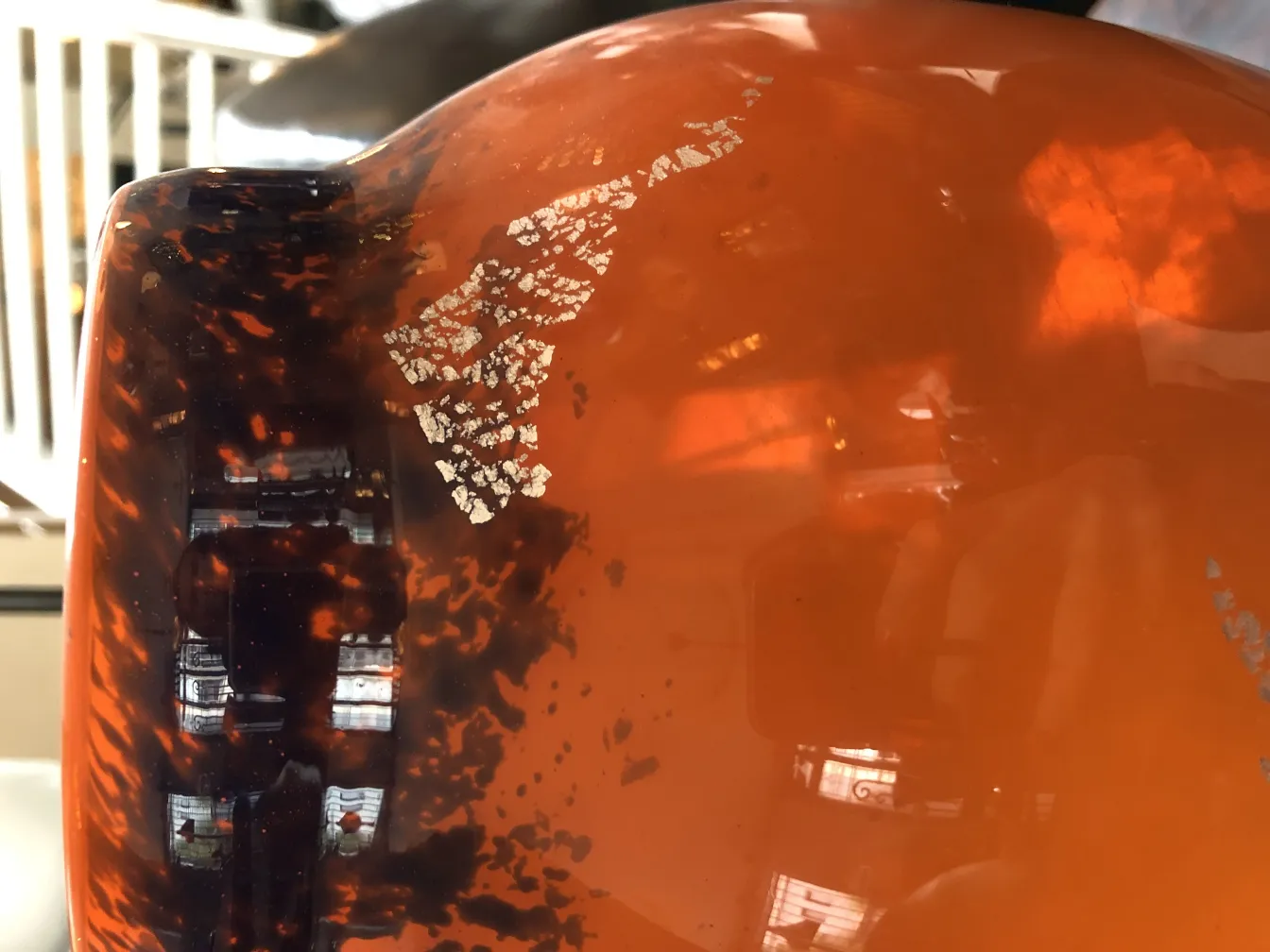 Vidrio antiguo firmado de Muller Fres con detalles únicos, color vibrante en un ambiente clásico.