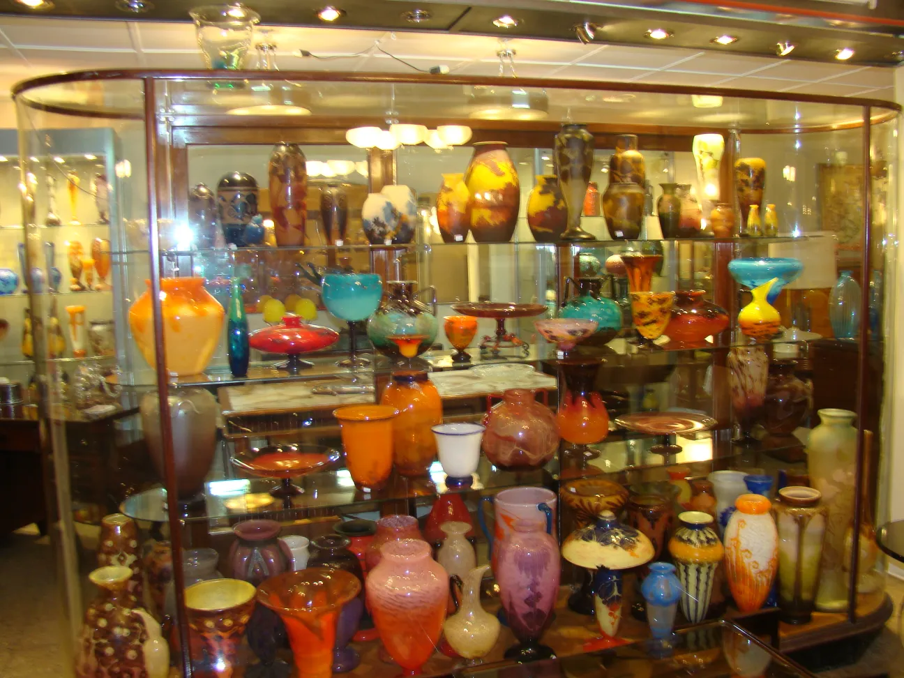 Ausstellung von Antiquitäten mit verschiedenen signierten Glasvasen von Muller Fres.