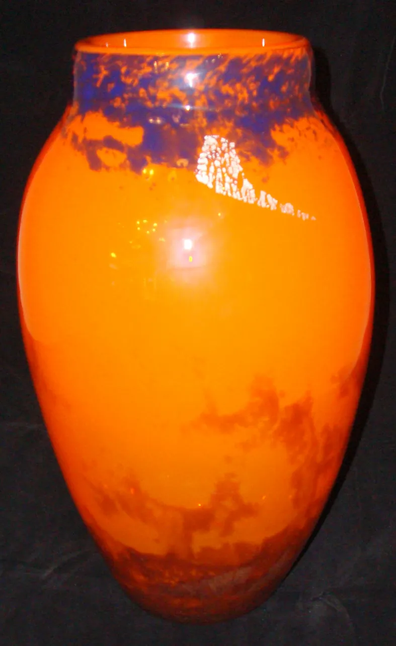 Vaso antigo com vidro assinado de muller fres, cor laranja vibrante e detalhes sutis.