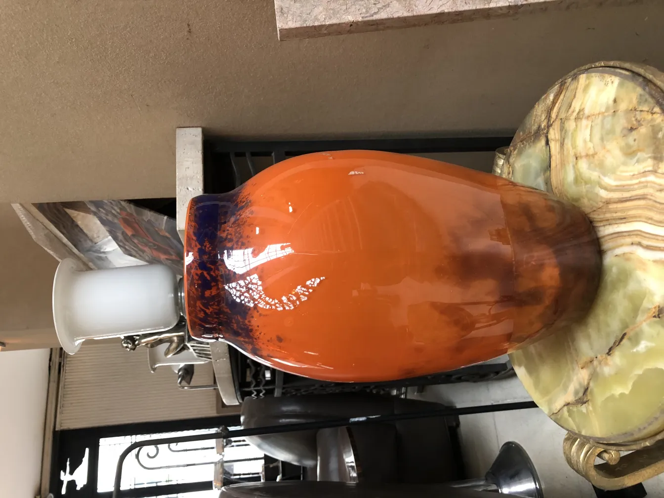 Ansicht eines antiken signierten Glases von Muller Freres, lebendige Farben.