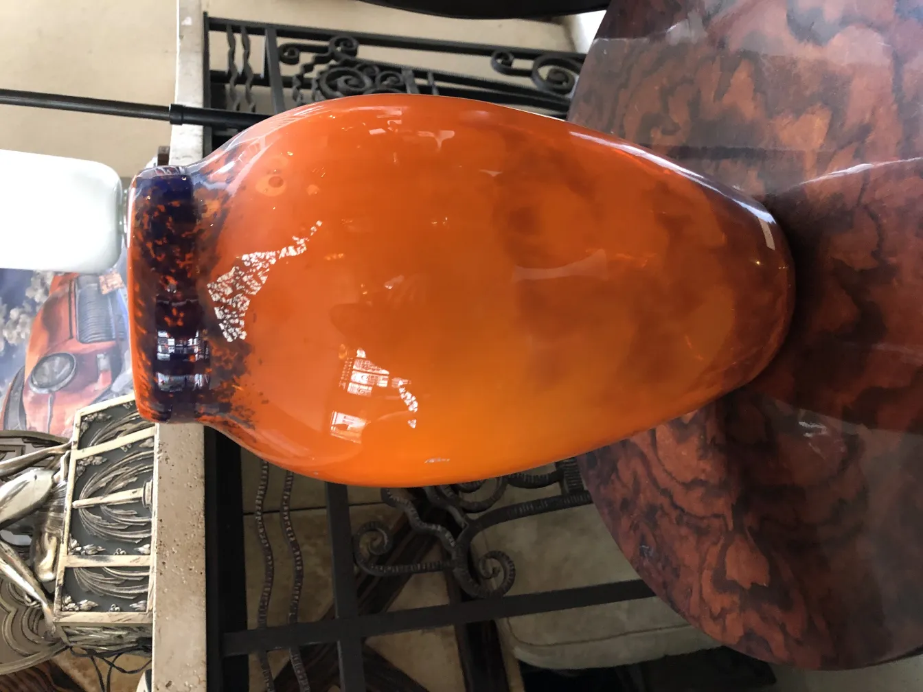 Antike Glasvase mit Unterschrift von Muller Fres in orange.