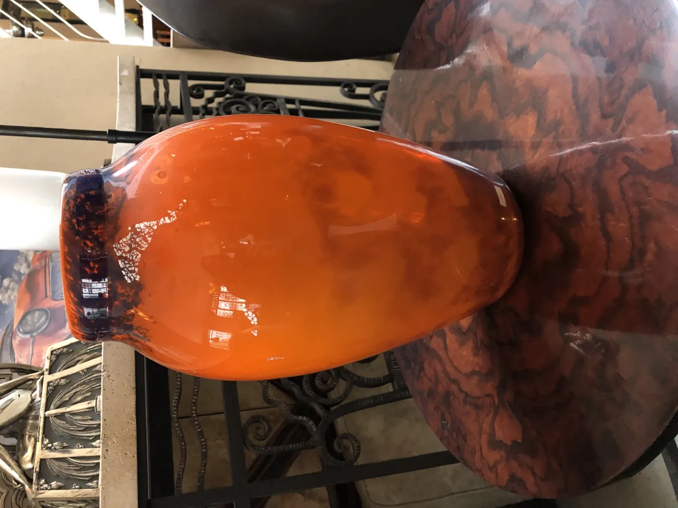 Orangenes Glasgefäß auf einem dunklen Tisch, signiert von Muller Freres.