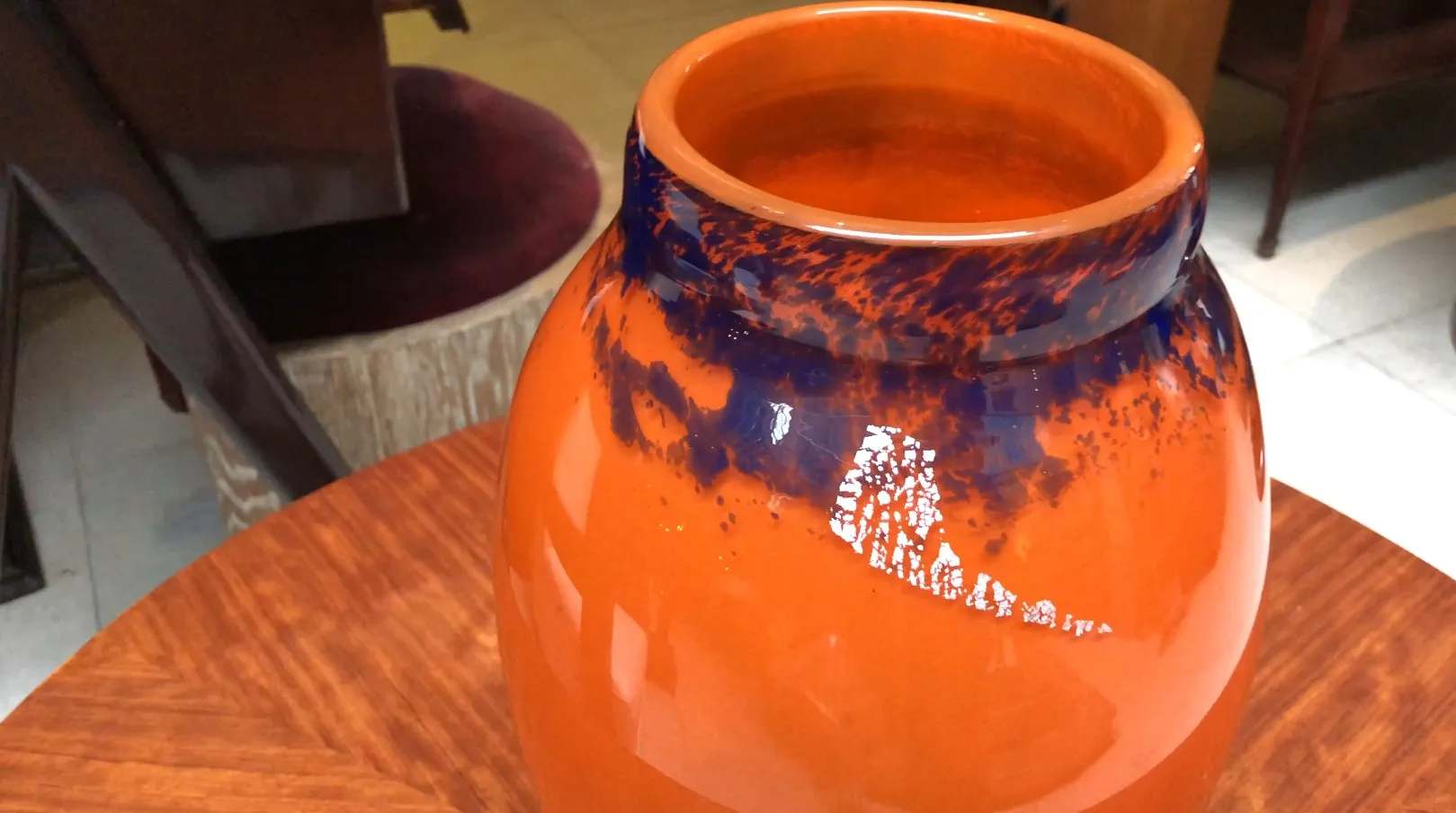 Vue détaillée d'un verre signé Muller Fres dans un cadre ancien.