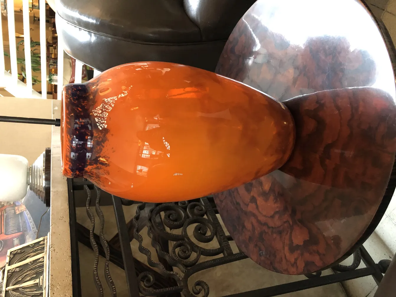 Vidro antigo com assinatura e design exclusivo de Muller Fres em tons de laranja