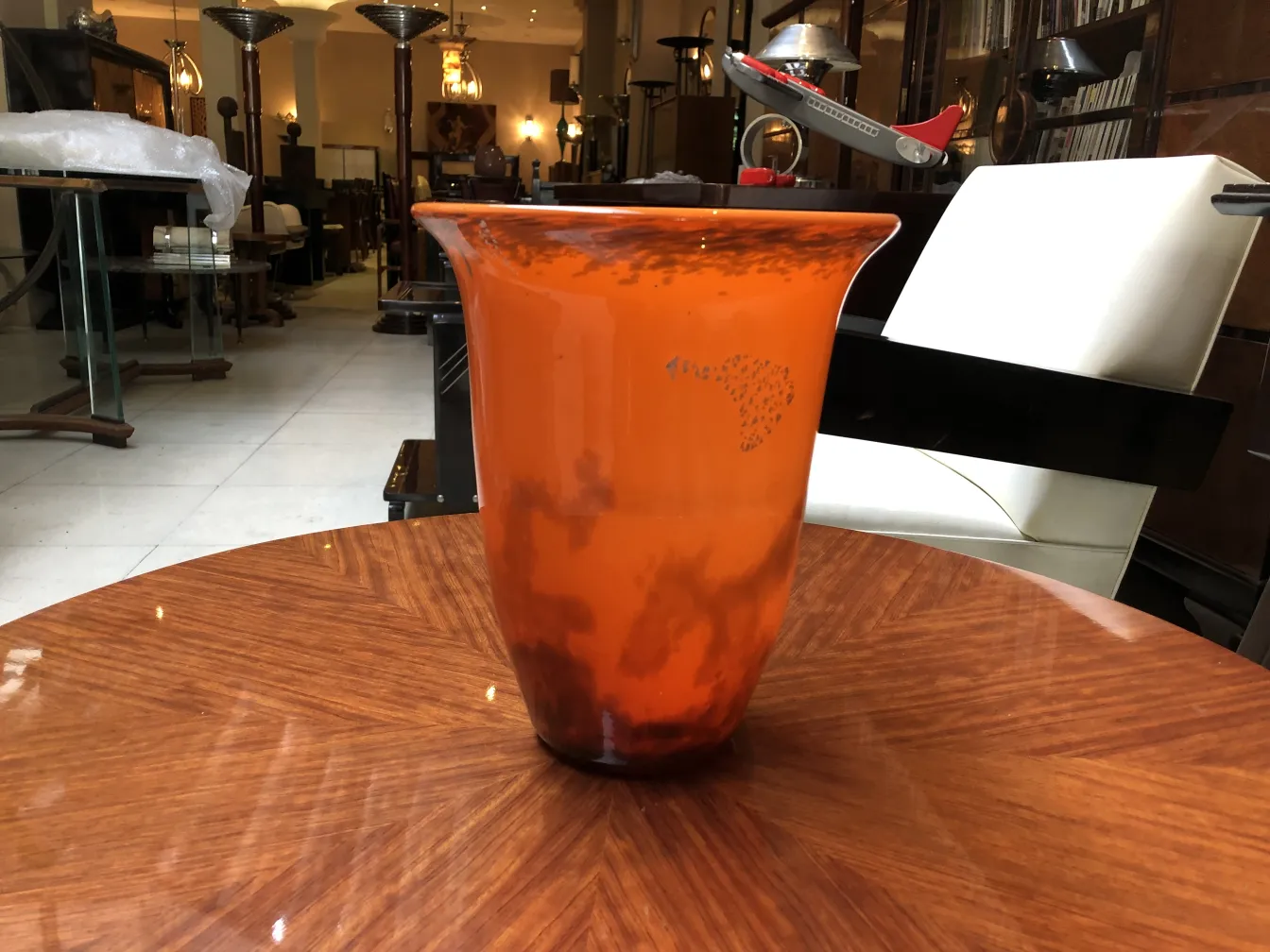 زجاج موقّع (muller freres) في بيئة قديمة