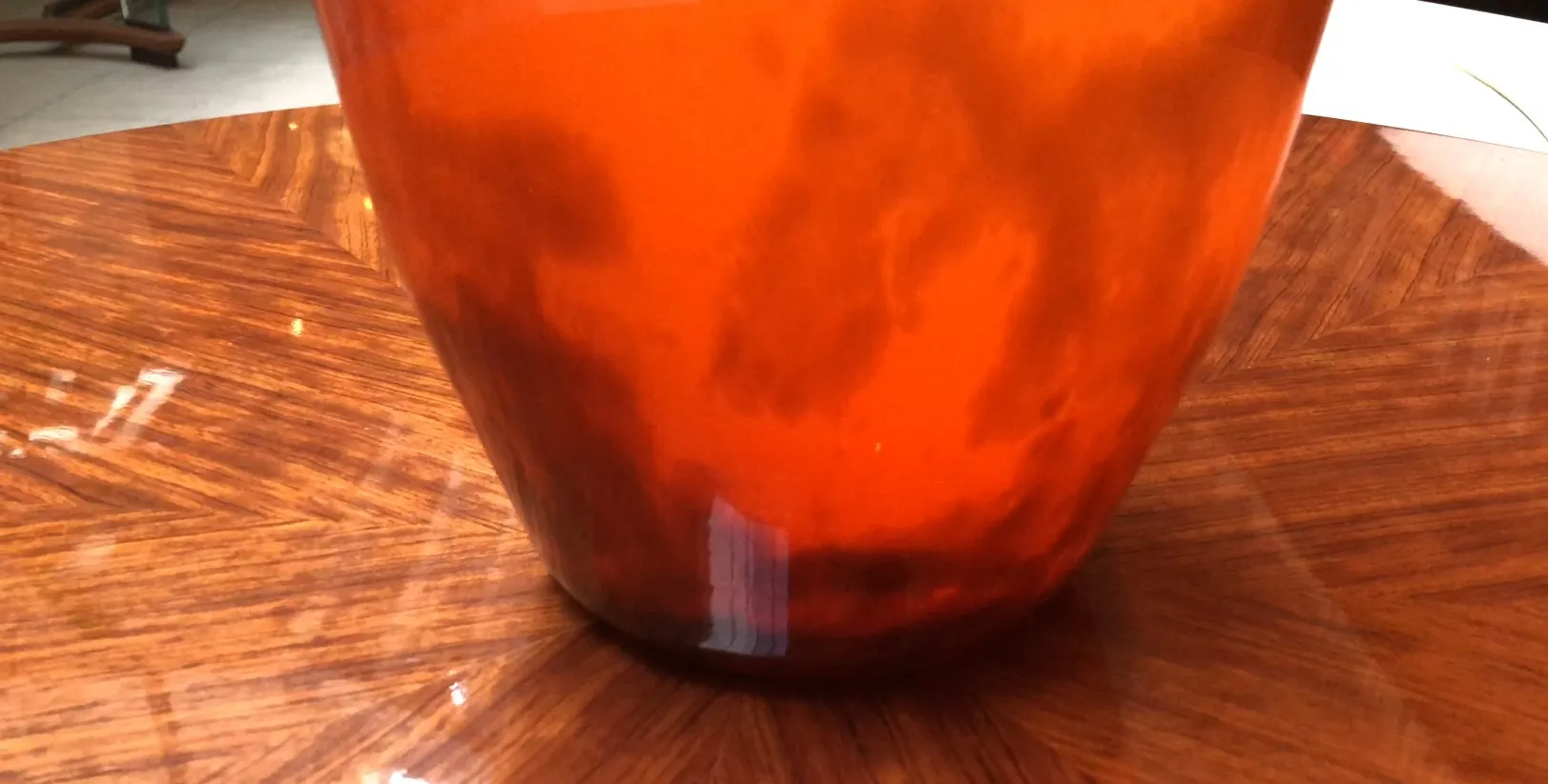 Verre ancien signé de Muller Freres avec une teinte orange