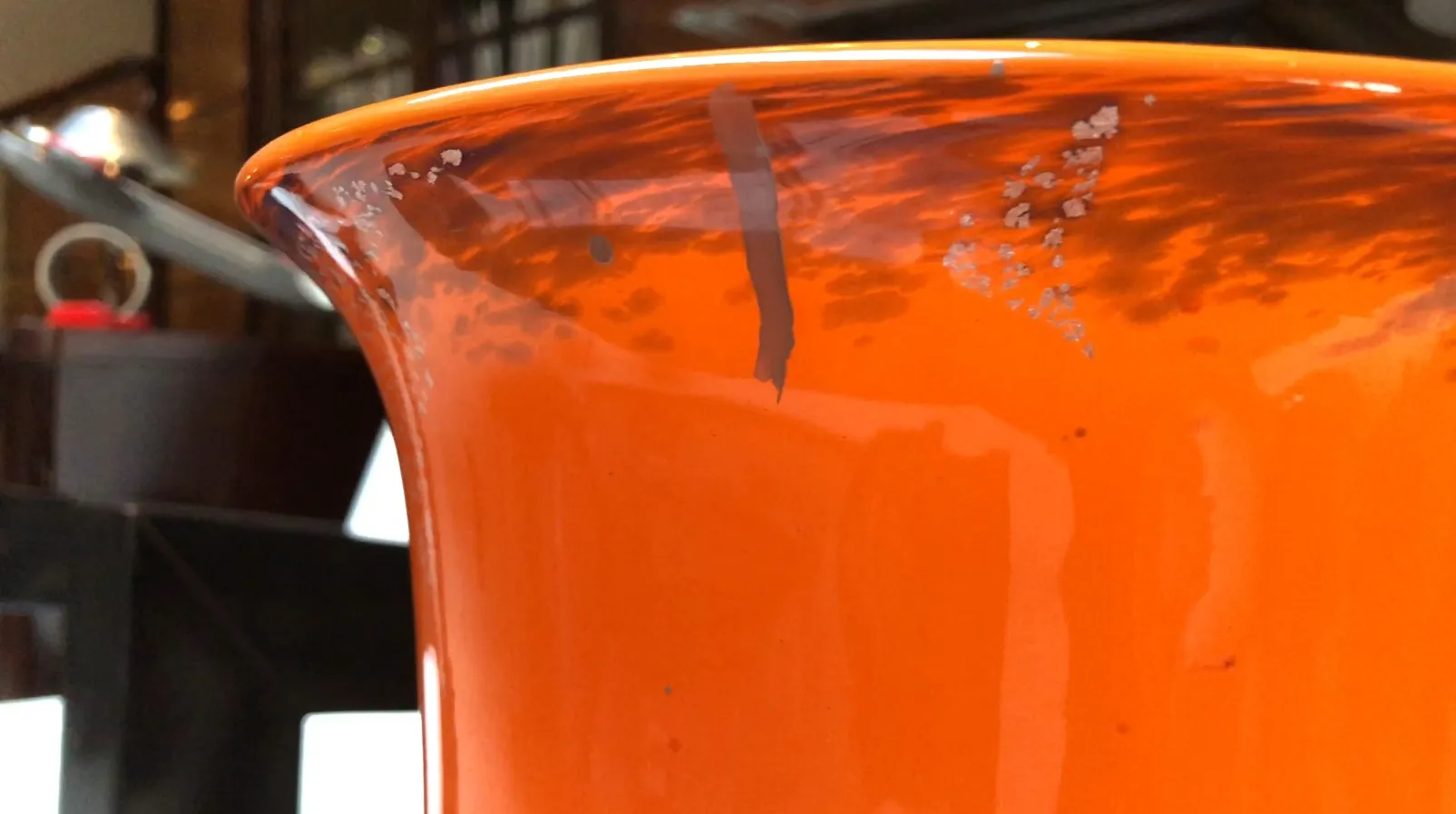 Vidrio firmado de muller fres con detalles visuales distintivos.