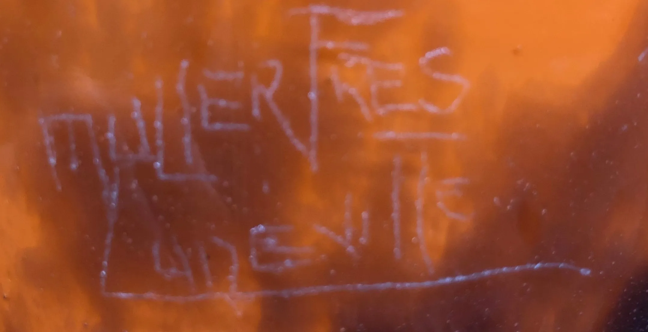 vidro antigo com assinatura de Muller Fres em fundo laranja