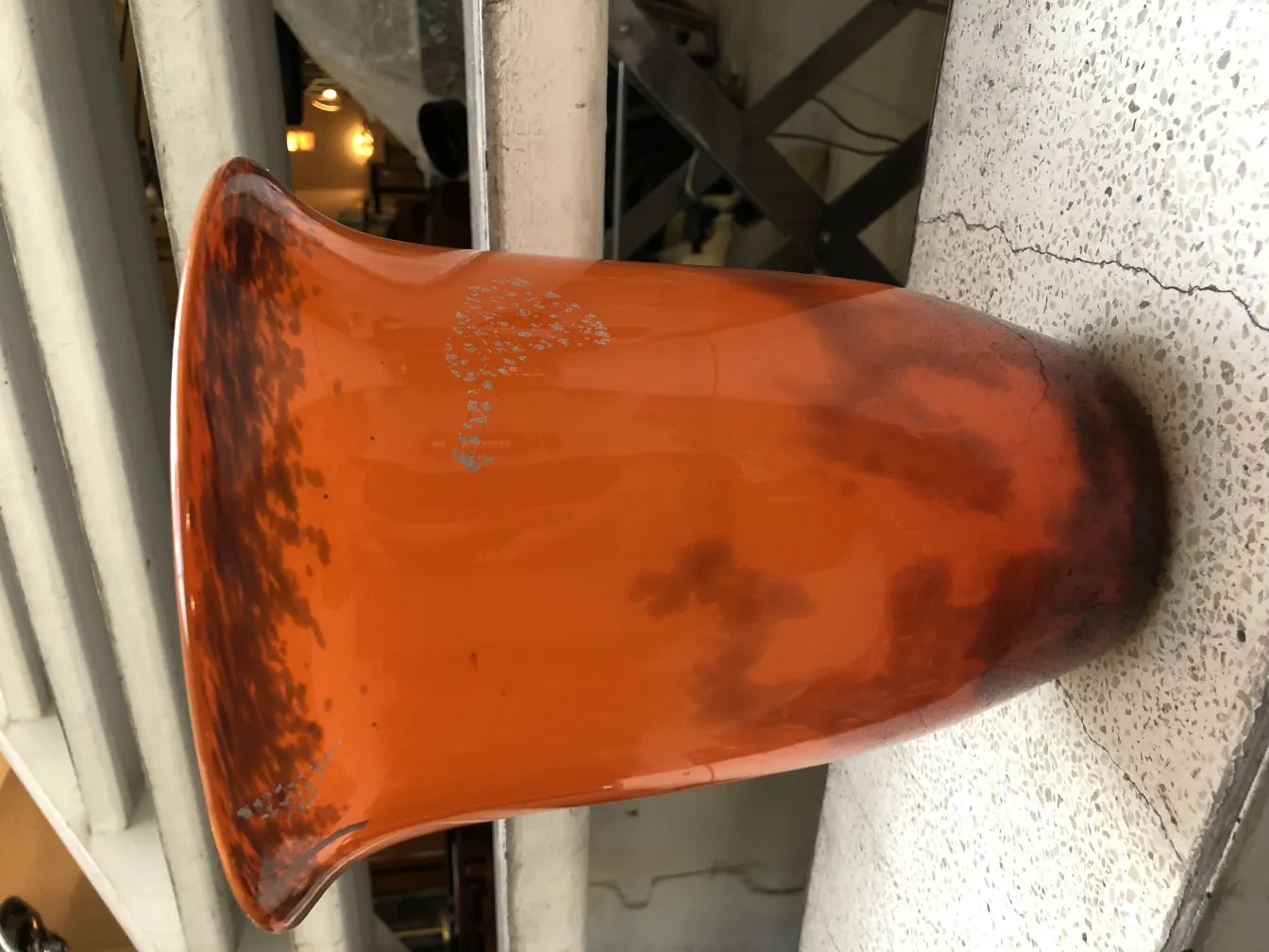 Peça antiga com assinatura muller freres, laranja brilhante, design clássico.