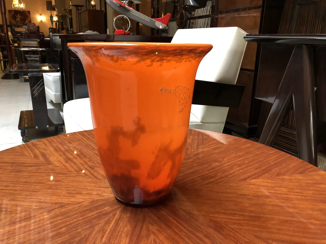 Vase de verre signé Muller Freres sur une table en bois