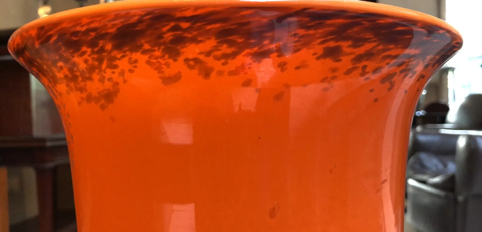 Verre signé par Muller Freres avec des couleurs vives et un design distinctif dans un environnement classique.