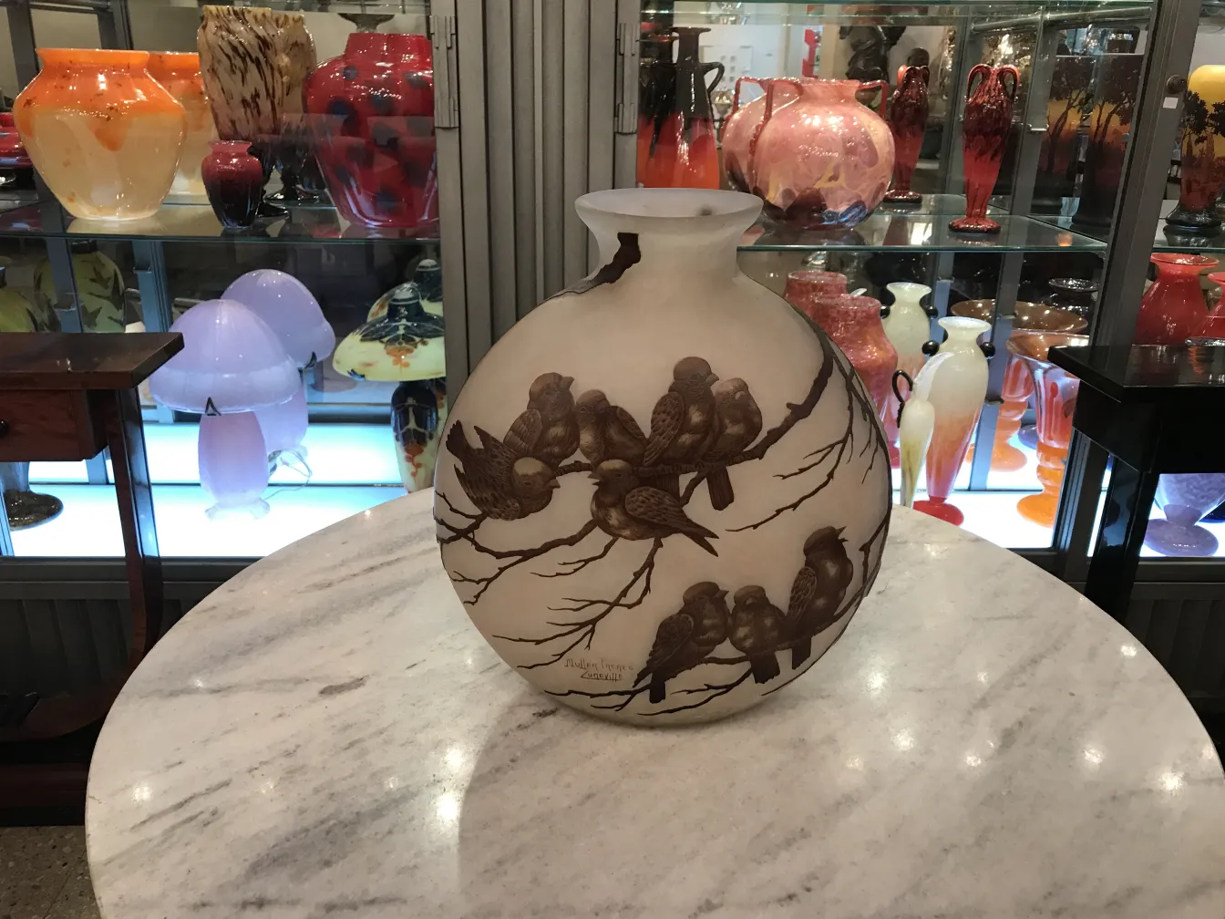 Verre ancien avec motifs d'oiseaux sur des branches, Muller Fres.