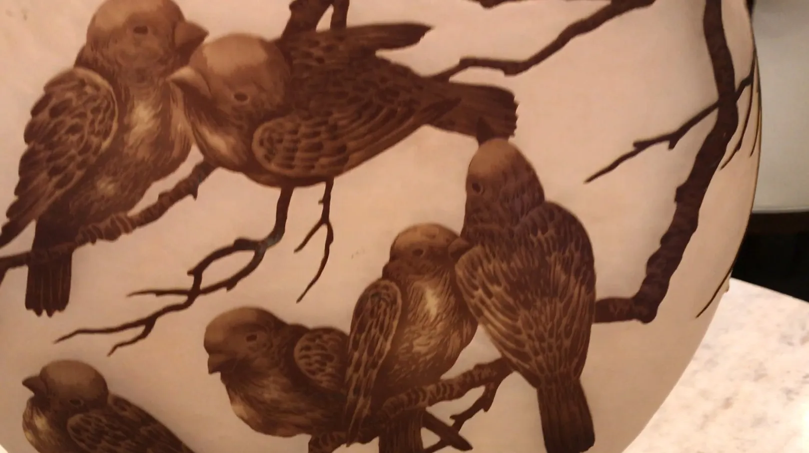 verre ancien signé avec décorations d'oiseaux sur des branches