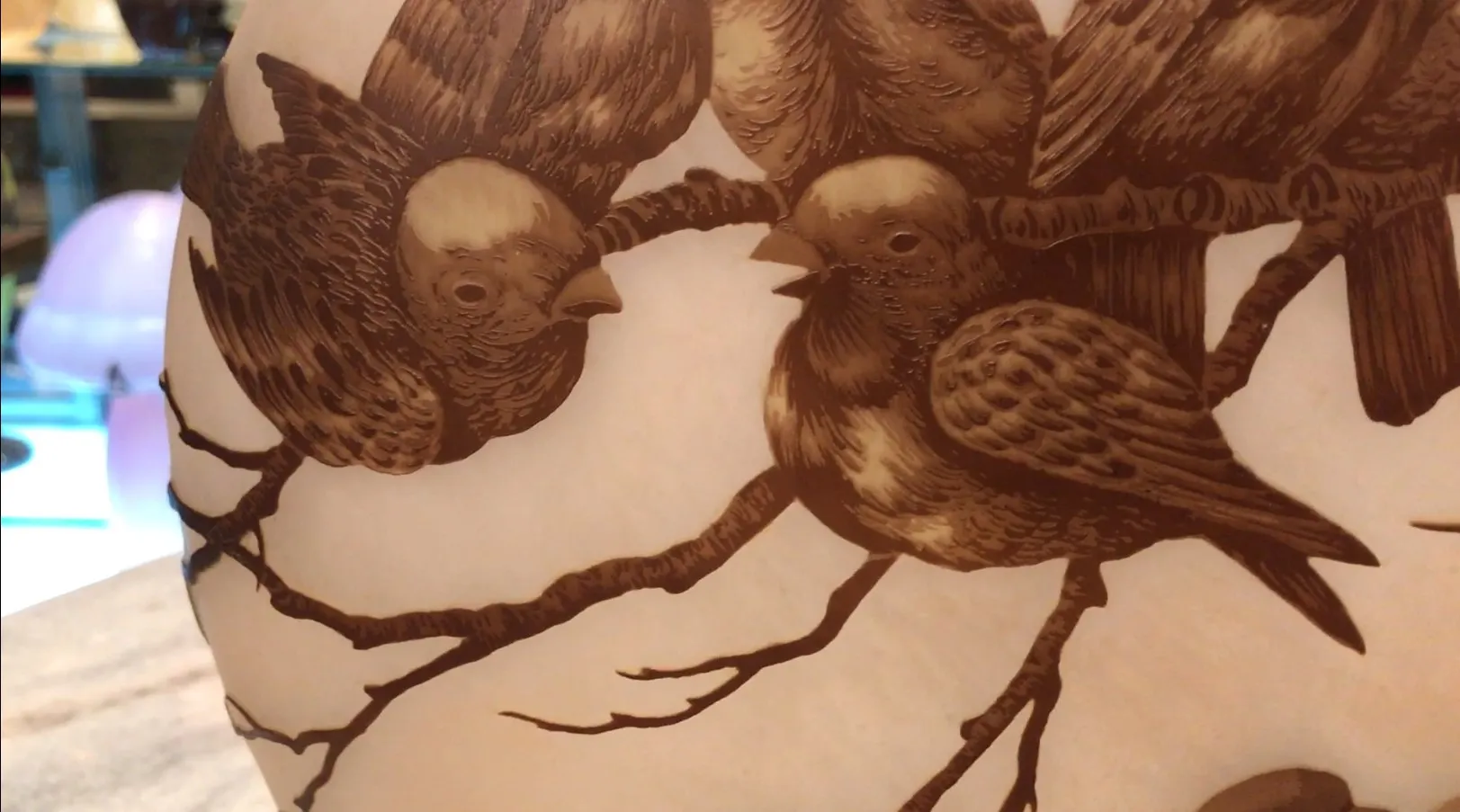 Verre signé d'antiquité de Muller Freres avec des oiseaux gravés sur des branches.