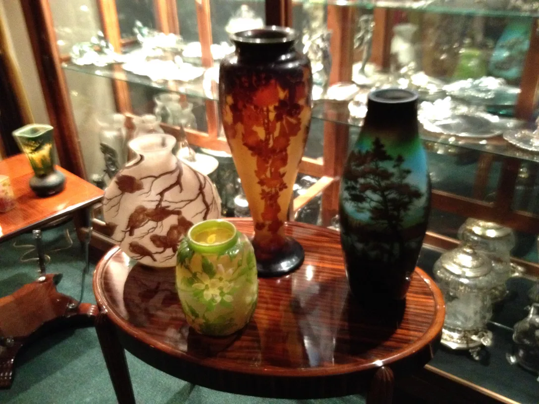 Signed glass Muller Fres, antique piece with artistic details.