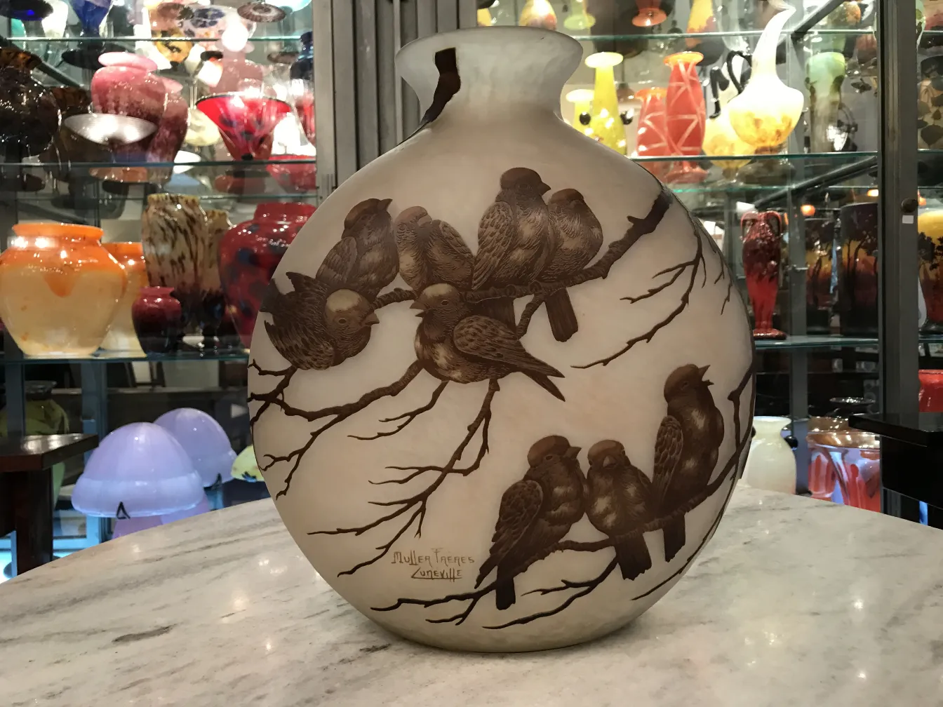 vase ancien avec des oiseaux signé Muller Fres, fond coloré