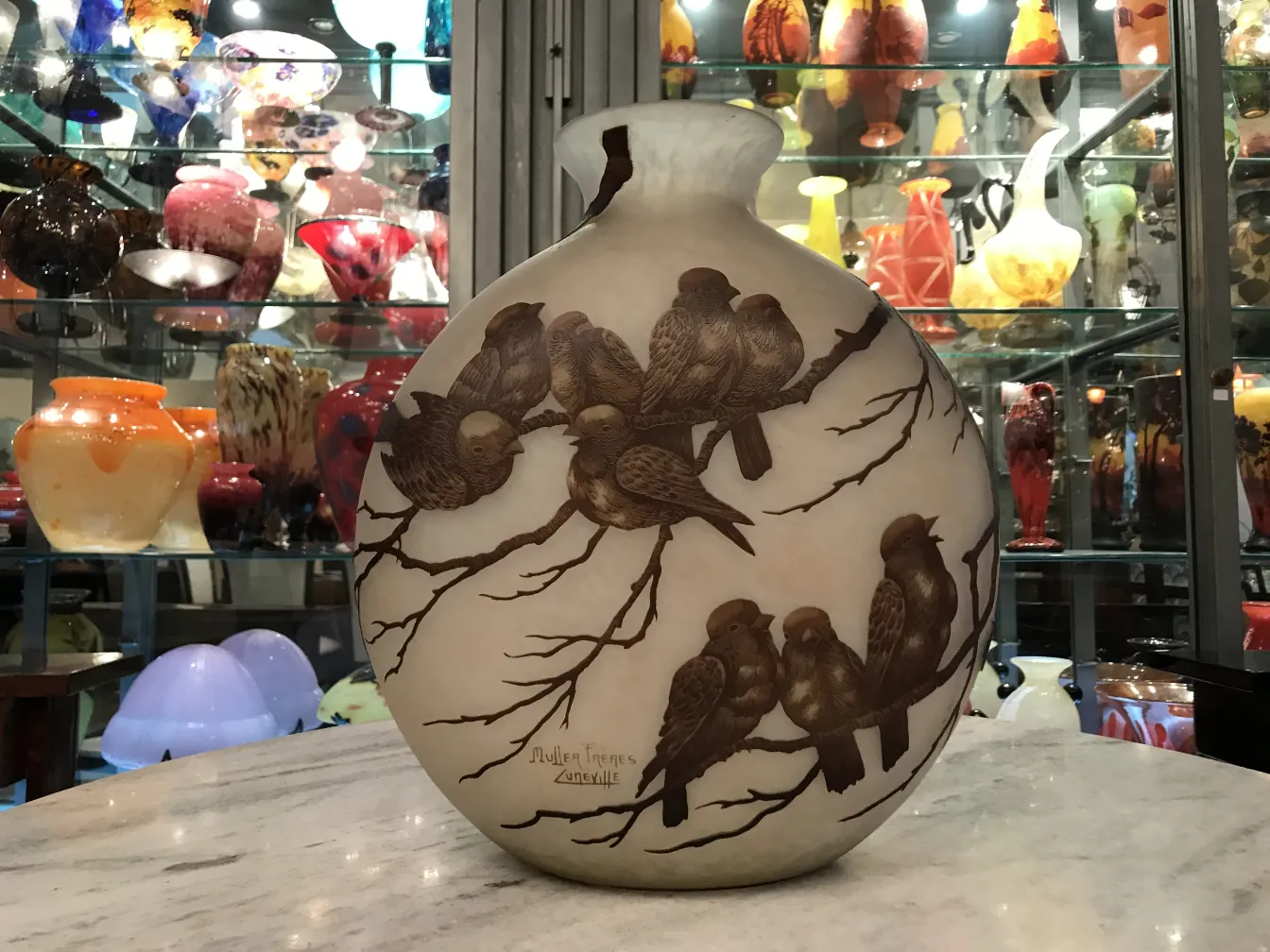 古董花瓶上有鸟和树枝的图案，由Muller Fres签名。