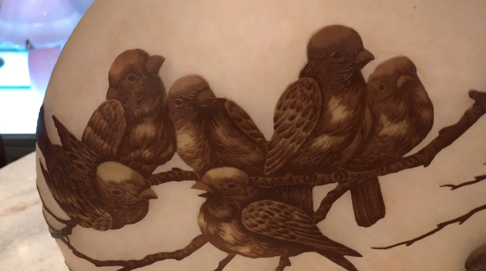 Verre signé Muller Fres décoré d'oiseaux sur des branches