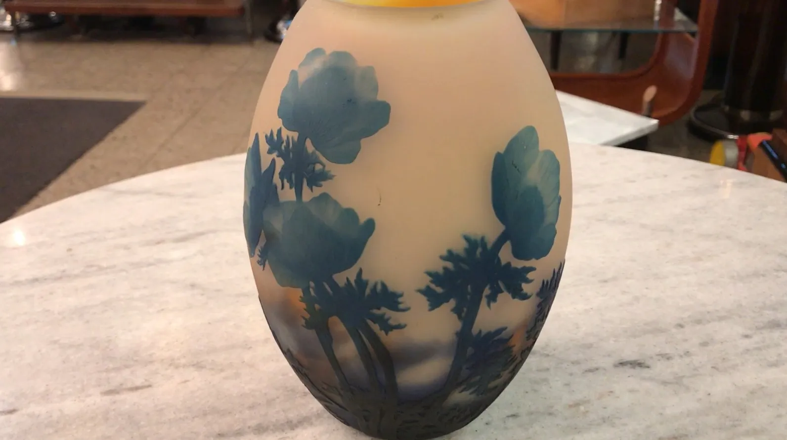 Vaso in vetro con design floreale, firmato da Muller Fres, in un ambiente elegante.