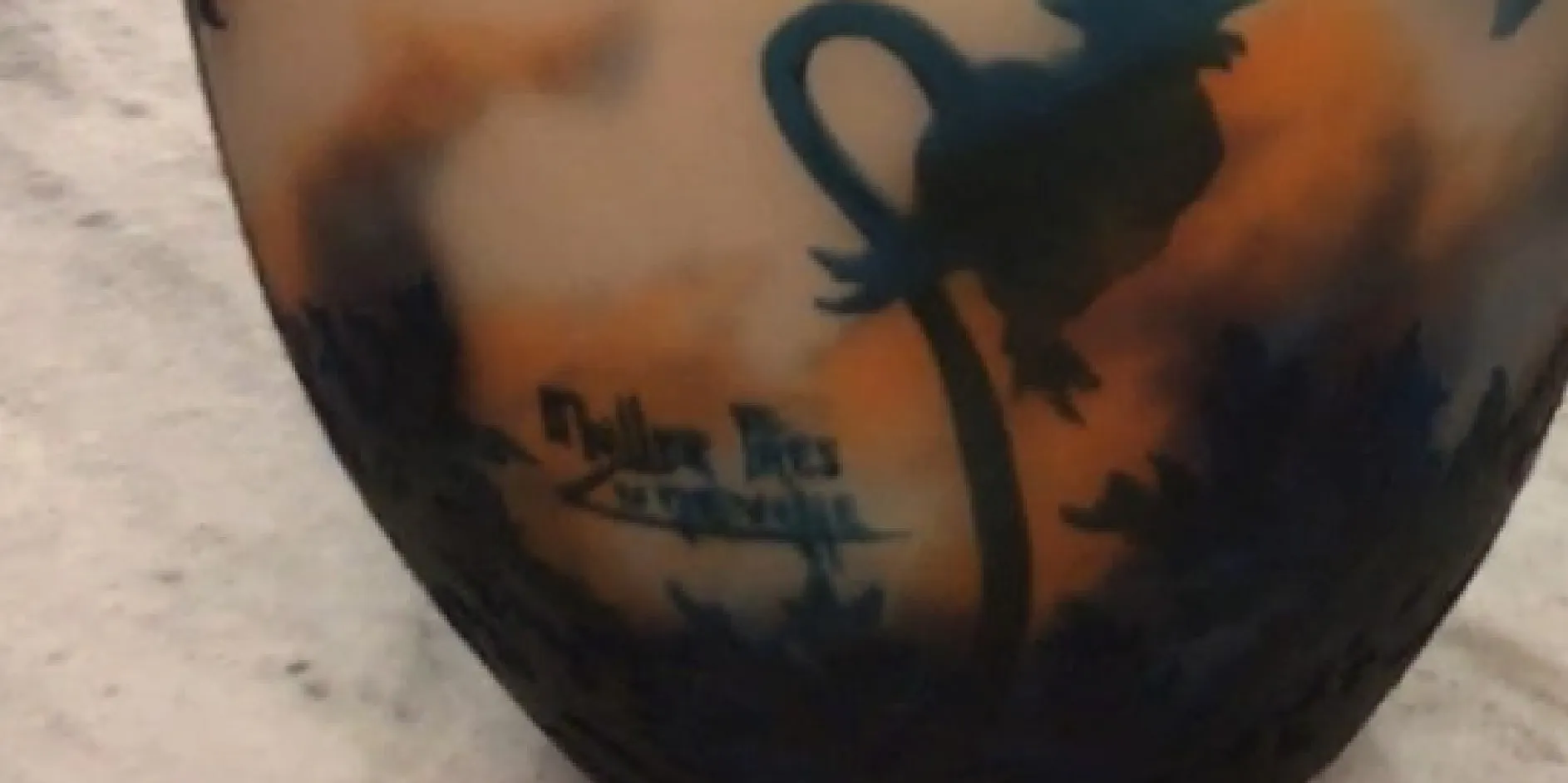 Glass signed by Muller Fres with artistic decoration and visible signature, an antique piece.