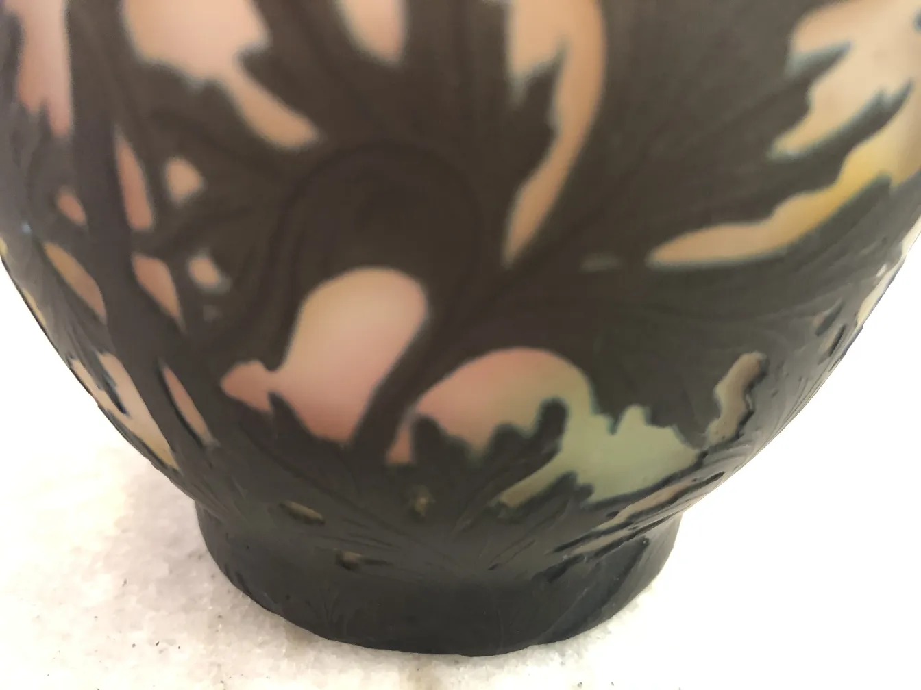 Vidrio antiguo firmado de Muller Freres con diseño floral