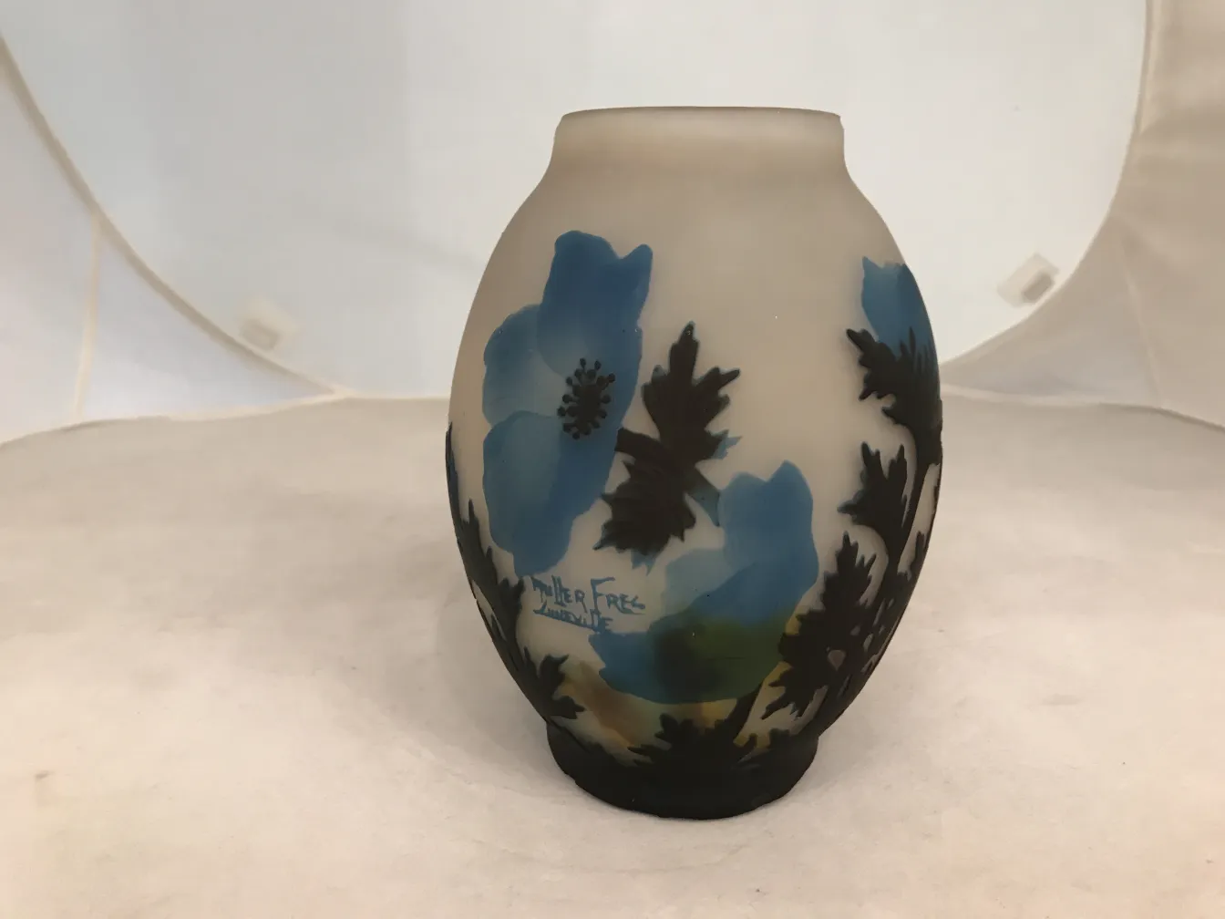 Verre signé par Muller Freres, orné de fleurs bleues et feuilles