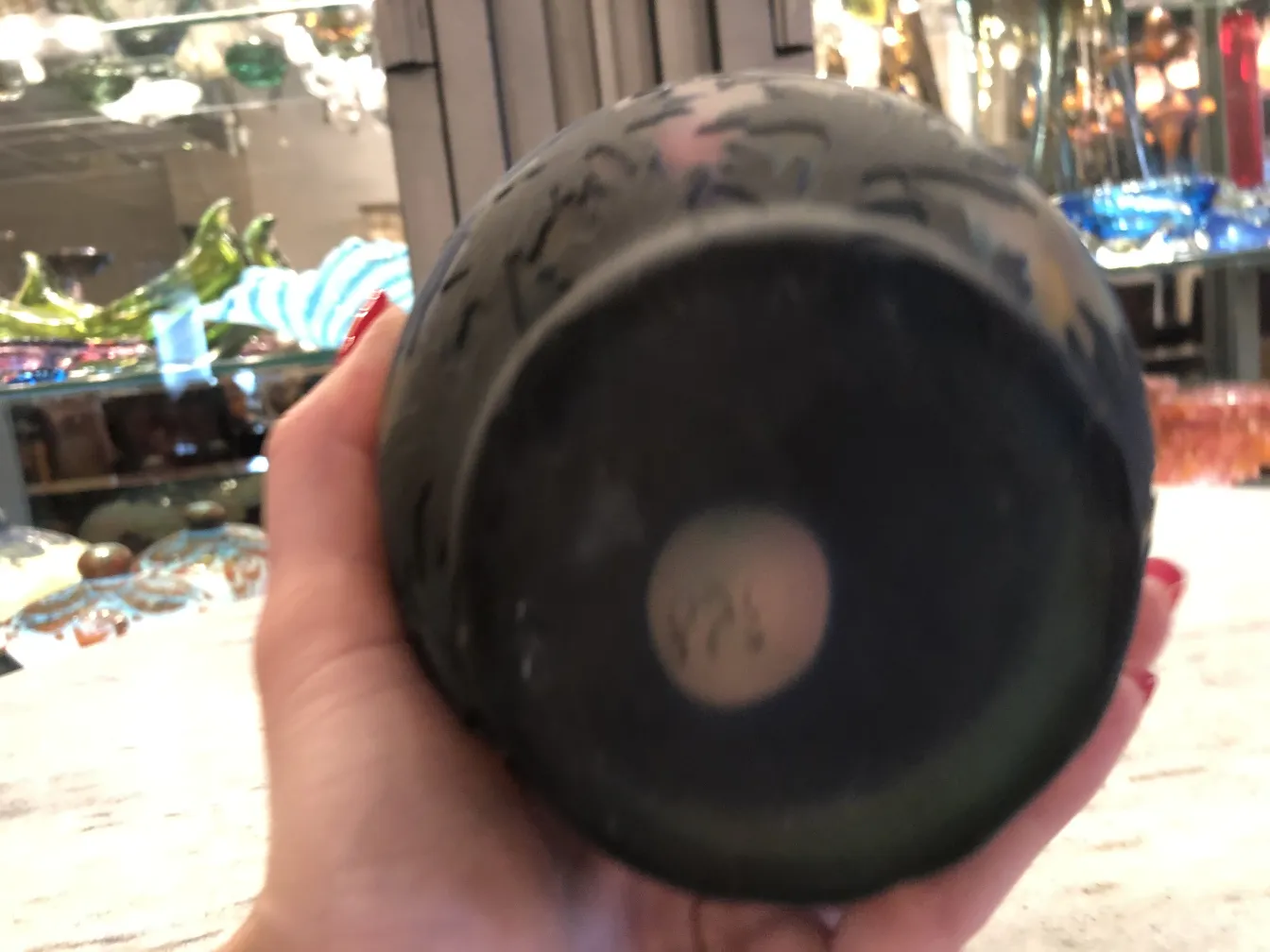 Antikes signiertes Glas von Muller Freres mit dekorativen Details.