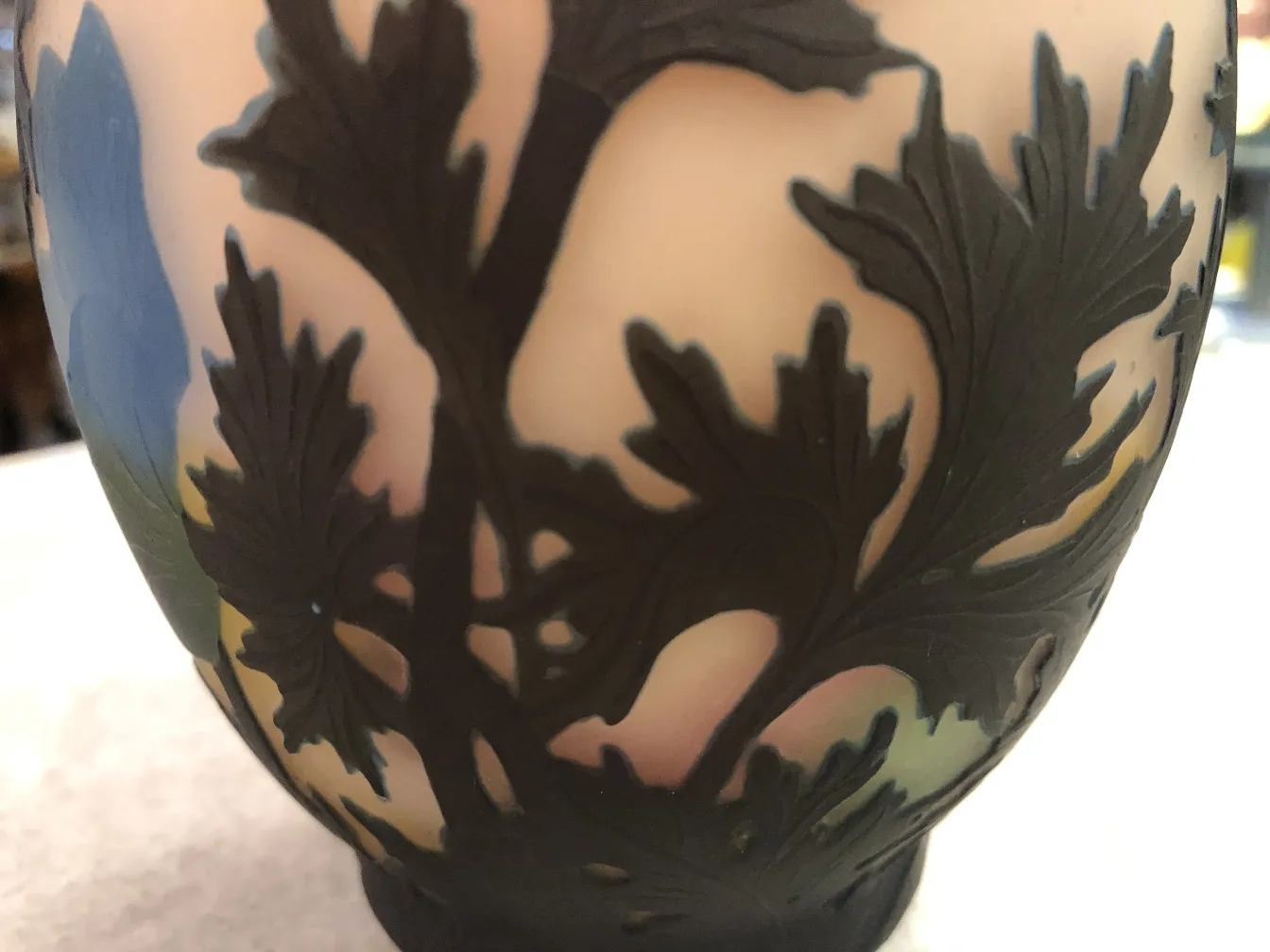 Vidrio antiguo firmado de Muller Fres con diseño artístico y plantas.