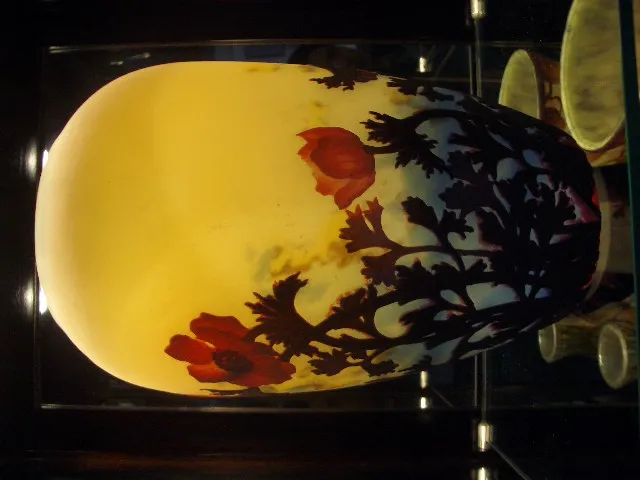 Vase en verre ancien signé Muller Freres avec des fleurs