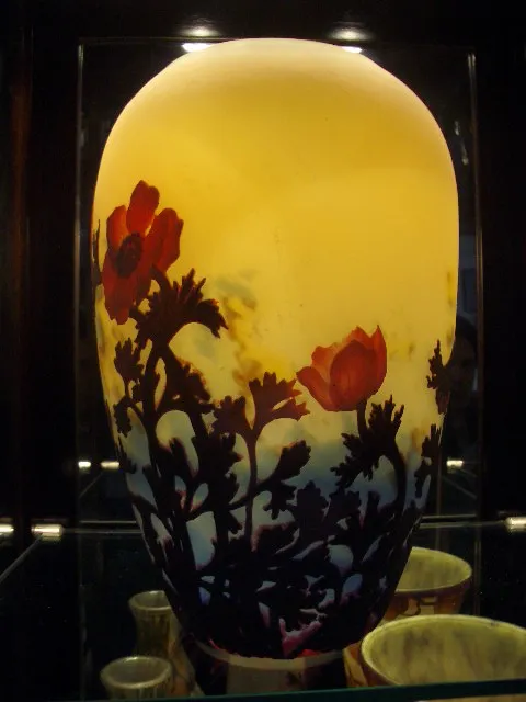 Antikes signiertes Glas Muller Freres mit floralem Relief auf hellem Hintergrund