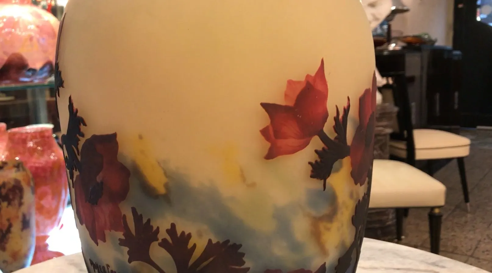 古老的Muller Fres签名玻璃瓶，带有颜色和花朵。