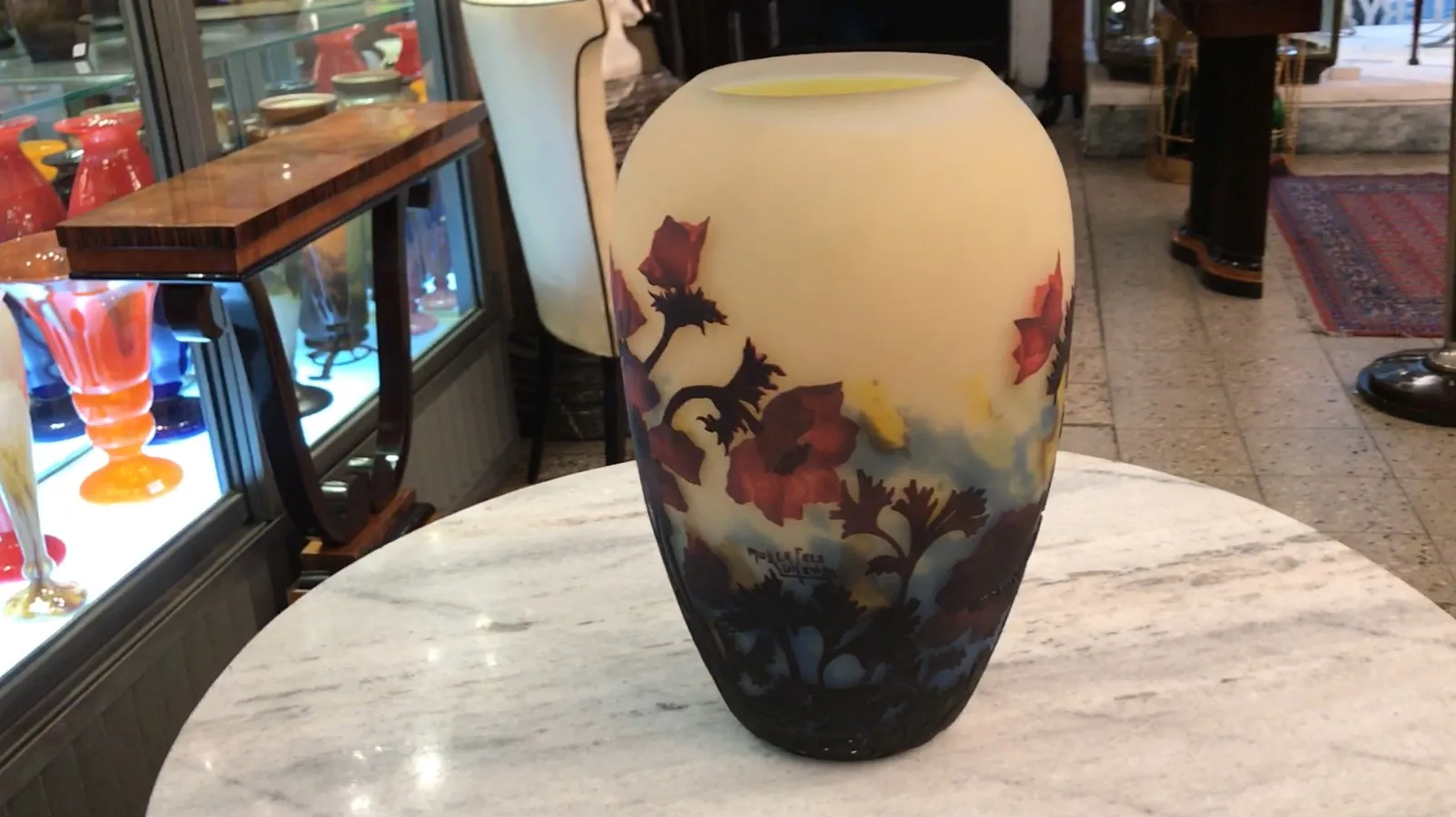 vase en verre signé Muller Fres avec motif floral en jaune et rouge