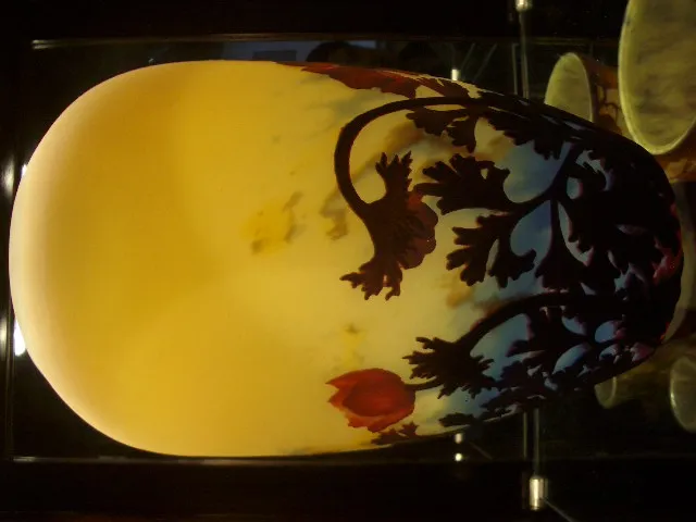 vue du verre signé Muller Frères avec design floral, ambiance d'antiquités.