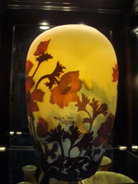 Antikes Glas mit schönem Blumendesign und Unterschrift von Muller Fres