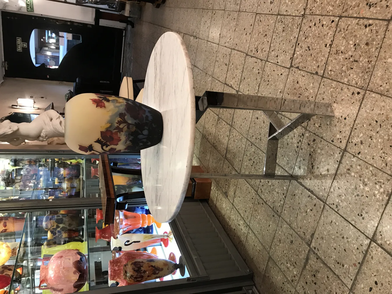 안티크 서명된 유리잔(Muller Fres)가 생생한 색상으로 가게에 전시되어 있습니다