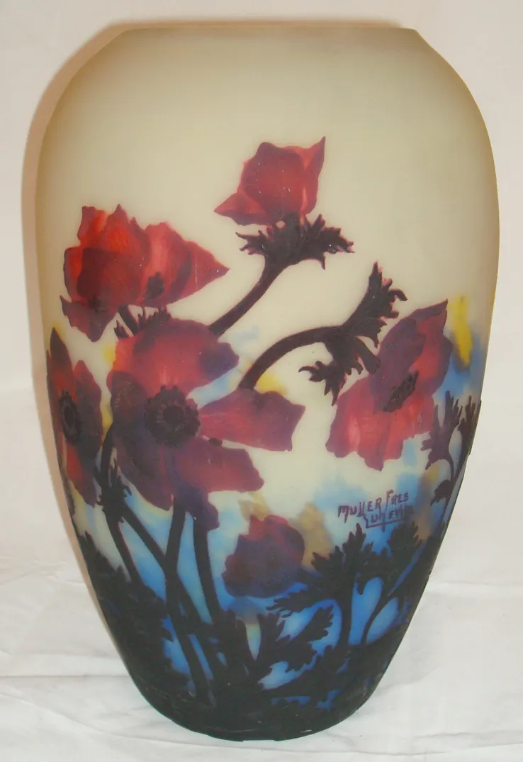 vaso antigo decorado com flores vermelhas e azuis, assinado Muller Fres