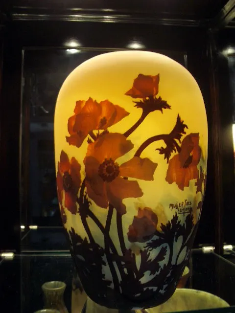 Vaso de vidro com design floral em tons ocre e assinatura Muller Fres